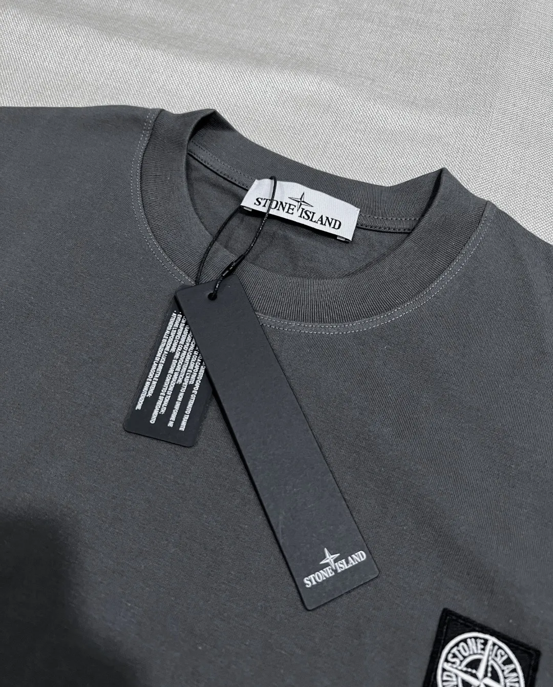 P140 Stone Island/Stone Island classic official website is on sale; small logo embroidery and pressed round neck short-sleeved T-shirt, strictly control the size of the logo, neat and clear letters, and the details are consistent with the original version; the original 240g double yarn 100% cotton fabric is selected; the upper body is simple, beautiful and very durable, with three-needle stitching and high-standard workmanship, with complete three-label details, high-temperature washing, soft fabric, better breathability, no shrinkage or deformation after washing, versatile style Match as you like, European size version, colors: black, dark gray, lilac gray, white; sizes XS-L, (L can wear up to 200 pounds)